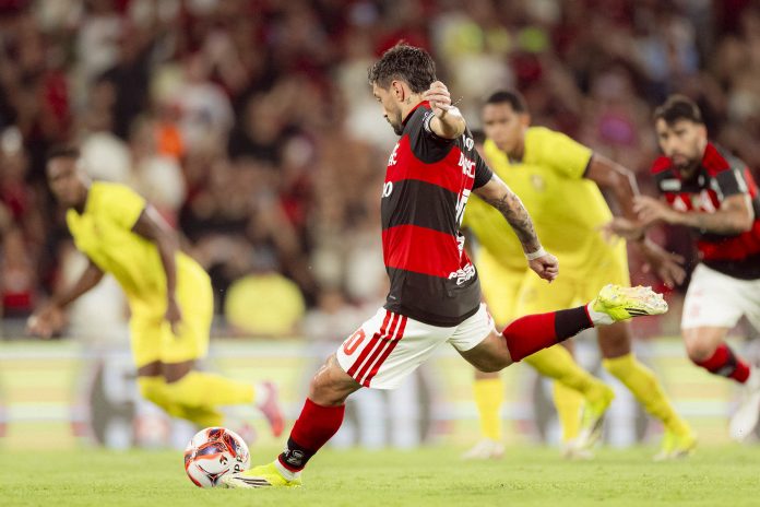 Arrascaeta chuta para marcar seu 100º gol pelo Flamengo, na vitória sobre o Madureira no Maracanã - Foto: Adriano Fontes / Flamengo