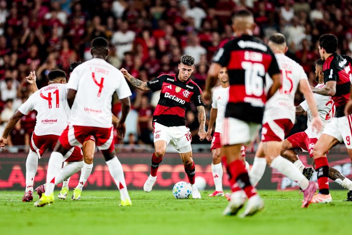 Carrascal em campo no empate do Flamengo contra o Internacional - Foto: Gilvan de Souza / Flamengo