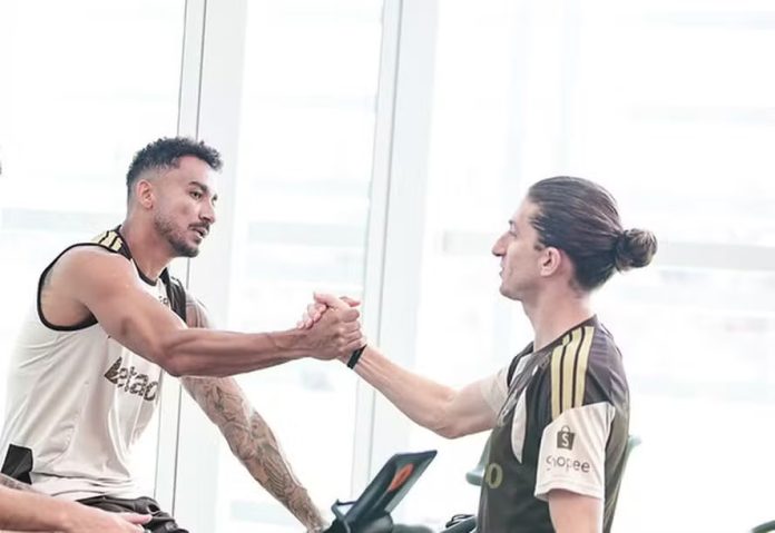 Danilo e o técnico Filipe Luís na academia do Flamengo no Ninho do Urubu