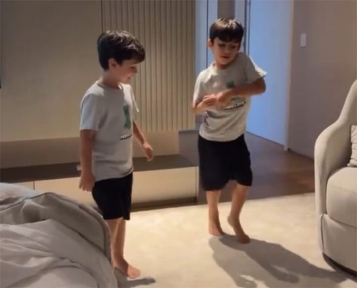 Filhos de Lucas Paquetá fazendo a dancinha após gol de Paquetá contra o Botafogo