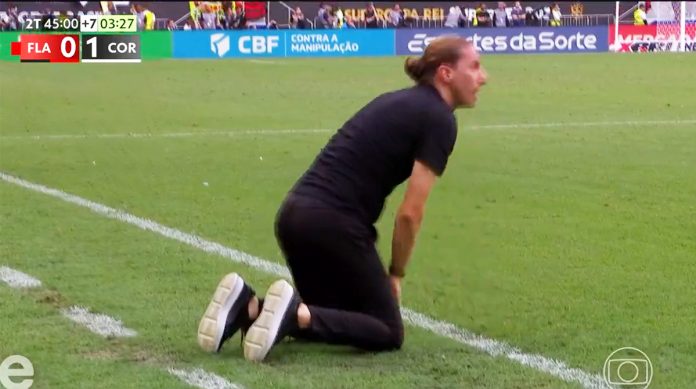 Filipe Luís se desespera com gol perdido por Lucas Paquetá