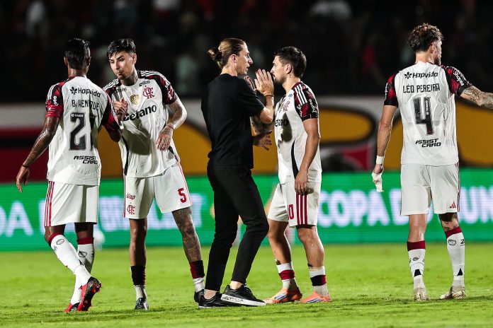 Filipe Luís e jogadores comemoram a vitória no Barradão - Foto: Gilvan de Souza / Flamengo