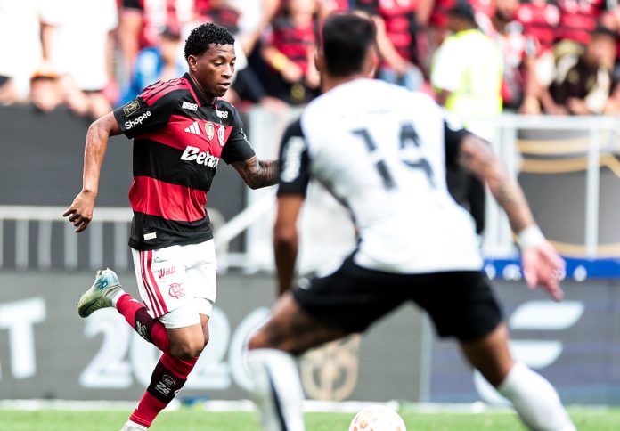 Gonzalo Plata em campo na derrota do Flamengo para o Corinthians pela Supercopa - Foto: Gilvan de Souza / Flamengo