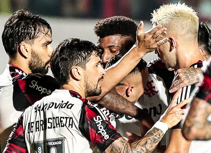 Jogadores comemoram o primeiro gol do Flamengo na vitória sobre o Vitória em Salvador - Foto: Gilvan de Souza / Flamengo