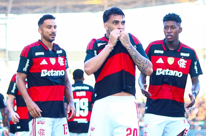 Lucas Paquetá comemora seu primeiro gol após retorno ao Flamengo, na vitória contra o Botafogo no Engenhão - Foto: Gilvan de Souza / Flamengo