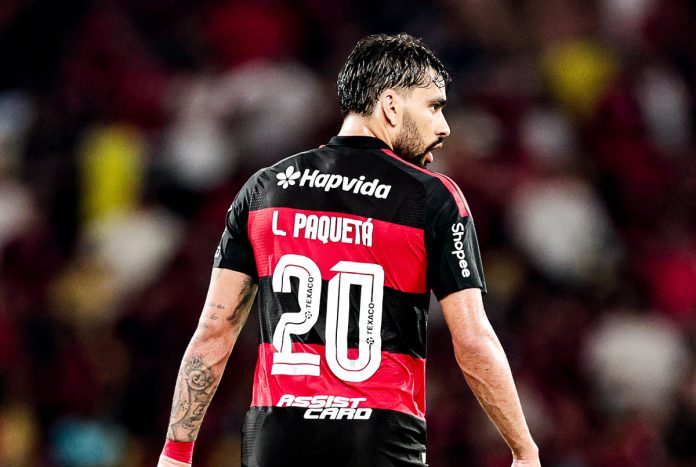 Lucas Paquetá em campo pelo Flamengo no empate contra o Internacional - Foto: Gilvan de Souza / Flamengo