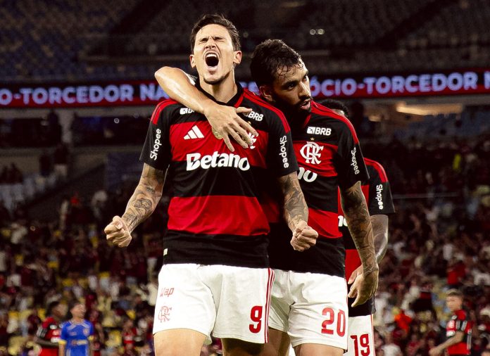 Pedro e Paquetá comemoram o 1º gol do Flamengo na goleada sobre o Sampaio Corrêa - Foto: Adriano Fontes / Flamengo