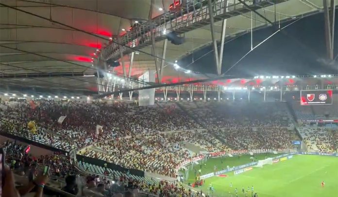 Torcida do Flamengo protesta contra o time em jogo contra o Madureira no Maracanã