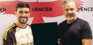 Arrascaeta é homenageado pelo Flamengo por alcançar a marca de 100 gols pelo clube