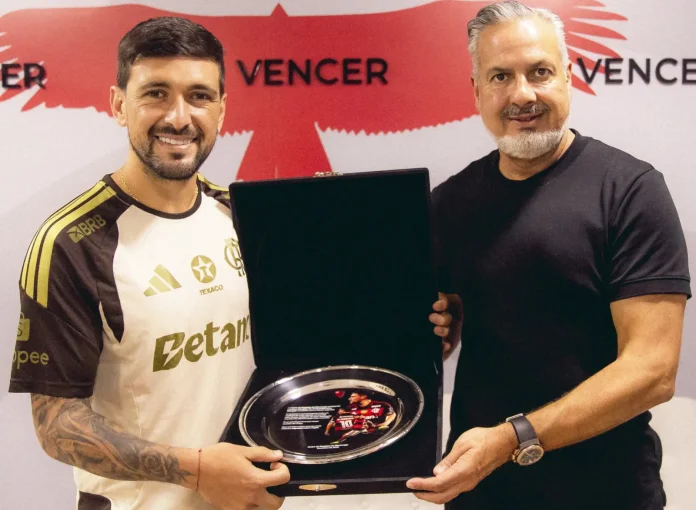 Arrascaeta é homenageado pelo Flamengo por alcançar a marca de 100 gols pelo clube