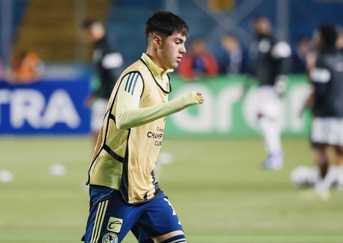 Diego Reyes em campo pelo América do México