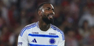 Gerson em campo pelo Cruzeiro, na derrota para o Flamengo no Maracanã