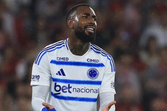 Gerson em campo pelo Cruzeiro, na derrota para o Flamengo no Maracanã