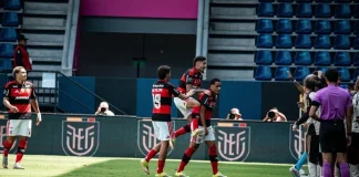 Jogadores comemoram o primeiro gol do Flamengo na vitória sobre o Olimpia e a classificação à final da Libertadores sub-20
