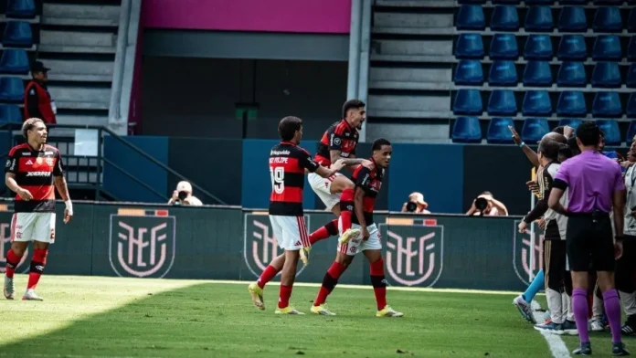 Jogadores comemoram o primeiro gol do Flamengo na vitória sobre o Olimpia e a classificação à final da Libertadores sub-20