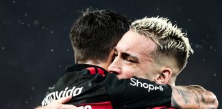 Léo Ortiz comemora com Arrascaeta o primeiro gol do Flamengo na vitória sobre o Remo
