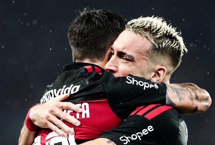 Léo Ortiz comemora com Arrascaeta o primeiro gol do Flamengo na vitória sobre o Remo