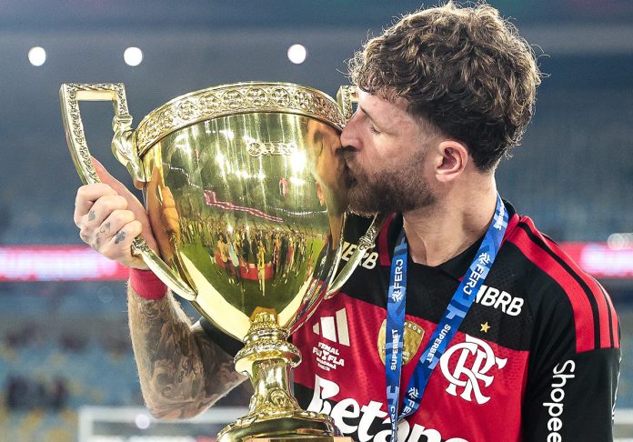 Léo Pereira e a taça do Flamengo Tricampeão Carioca de 2026 - Foto: Gilvan de Souza / Flamengo