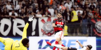 Lucas Paquetá chuta para marcar o gol do Flamengo no empate com o Corinthians em São Paulo