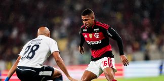 Samuel Lino em campo na vitória do Flamengo sobre o Remo no Maracanã
