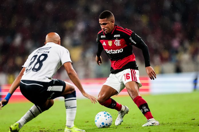 Samuel Lino em campo na vitória do Flamengo sobre o Remo no Maracanã