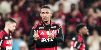 Samuel Lino comemora o segundo gol do Flamengo na vitória por 3x0 sobre o Remo no Maracanã