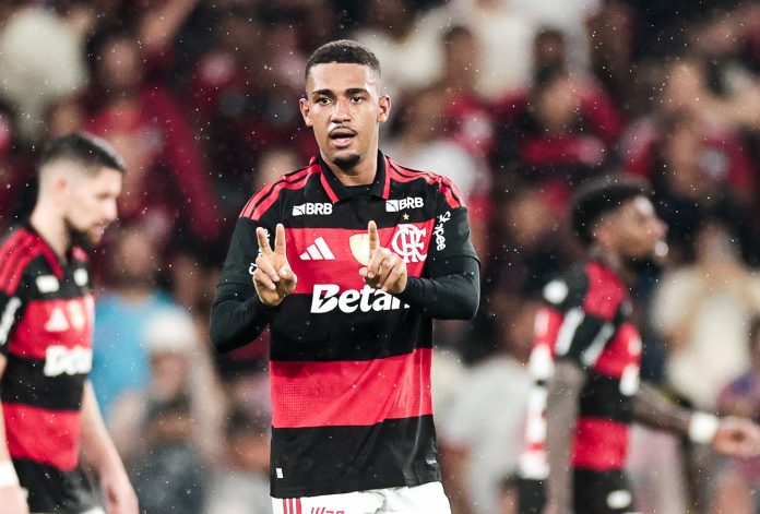 Samuel Lino comemora o segundo gol do Flamengo na vitória por 3x0 sobre o Remo no Maracanã