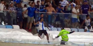 Torcedores do Cruzeiro lançando objetos contra torcedores do Flamengo no Maracanã