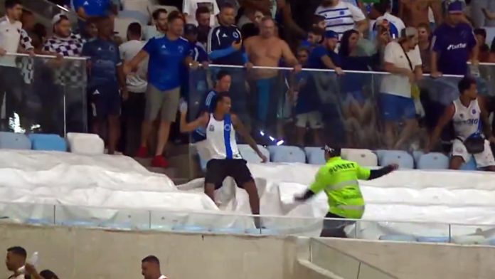 Torcedores do Cruzeiro lançando objetos contra torcedores do Flamengo no Maracanã