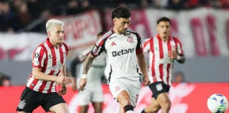 Arrascaeta em campo no confronto entre Estudiantes x Flamengo em La Plata