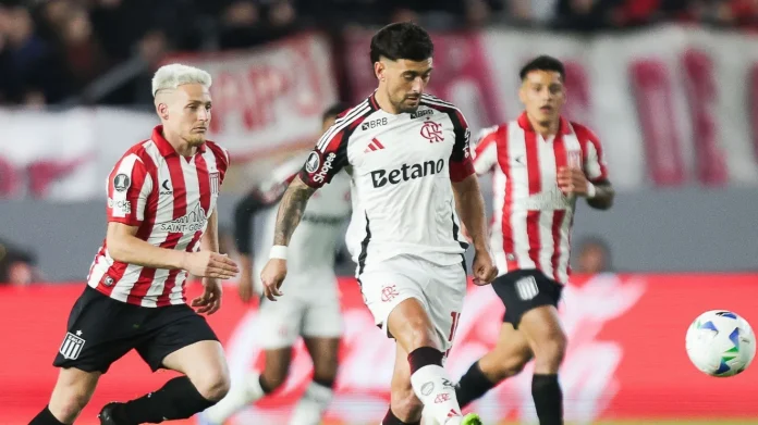 Arrascaeta em campo no confronto entre Estudiantes x Flamengo em La Plata
