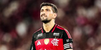 Arrascaeta em campo na vitória do Flamengo sobre o Santos no Maracanã - Foto: Gilvan de Souza / Flamengo