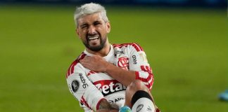 Arrascaeta deixou o jogo com dores na clávicula, após ser derrubado por Piovi
