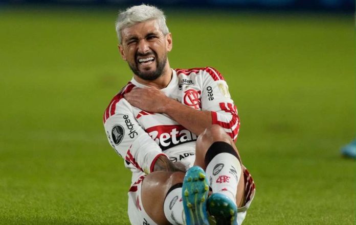 Arrascaeta deixou o jogo com dores na clávicula, após ser derrubado por Piovi