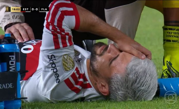 Arrascaeta deixou o jogo com dores na clávicula, após ser derrubado por Piovi