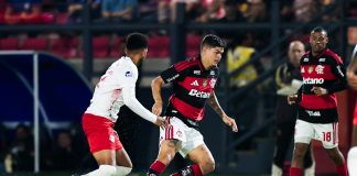Ayrton Lucas em campo pelo Flamengo na derrota para o Bragantino - Foto: Gilvan de Souza / Flamengo