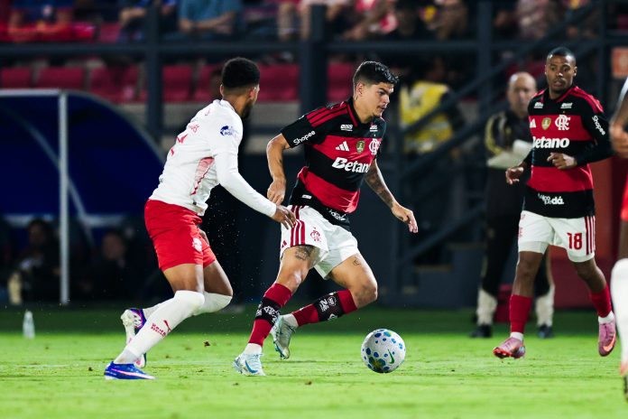 Ayrton Lucas em campo pelo Flamengo na derrota para o Bragantino - Foto: Gilvan de Souza / Flamengo