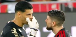 Brazão e Jorginho antes da cobrança de pênalti, na vitória do Flamengo sobre o Santos