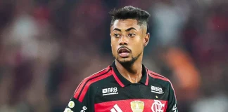 Bruno Henrique em campo pelo Flamengo no triunfo sobre o Vitória no Maracanã