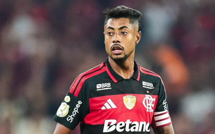 Bruno Henrique em campo pelo Flamengo no triunfo sobre o Vitória no Maracanã