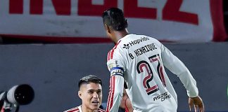 Bruno Henrique e Luiz Araújo no gol do Flamengo contra o Estudiantes