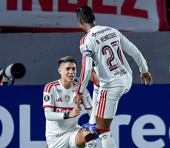 Bruno Henrique e Luiz Araújo no gol do Flamengo contra o Estudiantes