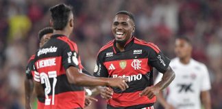 Evertton Araújo comemora o primeiro gol do Flamengo no triunfo sobre o Vitória no Maracanã