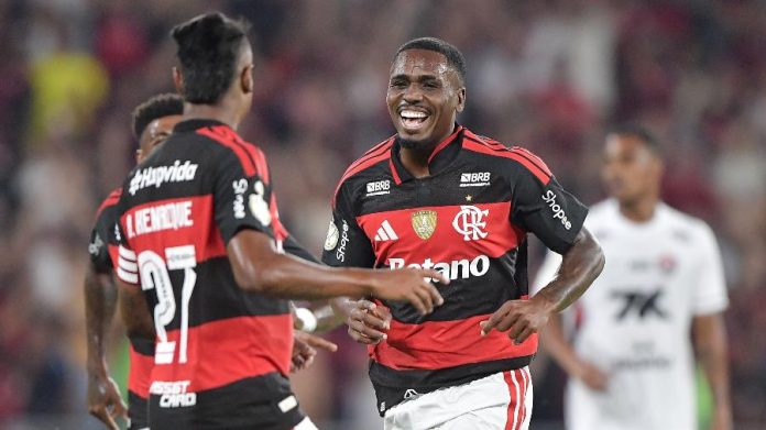 Evertton Araújo comemora o primeiro gol do Flamengo no triunfo sobre o Vitória no Maracanã