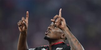 Evertton Araújo comemora o primeiro gol do Flamengo no triunfo sobre o Vitória no Maracanã