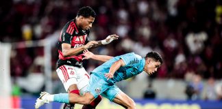 Gonzalo Plata em campo pelo Flamengo na vitória sobre o Santos no Maracanã - Foto: Gilvan de Souza / Flamengo