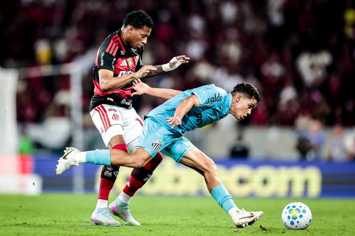 Gonzalo Plata em campo pelo Flamengo na vitória sobre o Santos no Maracanã - Foto: Gilvan de Souza / Flamengo