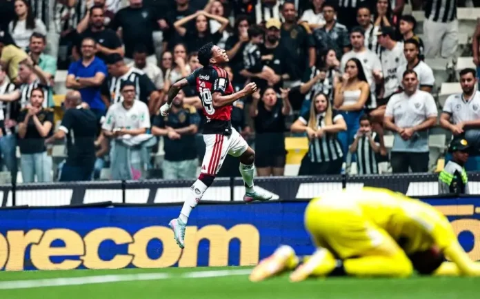 Gonzalo Plata marca e comemora na goleada do Flamengo sobre o Atlético-MG na Arena MRV - Foto: Gilvan de Souza / Flamengo