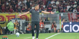 Jair Ventura comandando o Vitória na derrota para o Flamengo no Maracanã