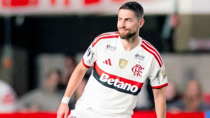 Jorginho em campo pelo Flamengo no empate com o Estudiantes em La Plata - Foto: Adriano Fontes / Flamengo